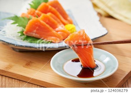 醤油をつけた新鮮なサーモンの刺身 124036279
