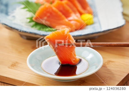 醤油をつけた新鮮なサーモンの刺身 124036280
