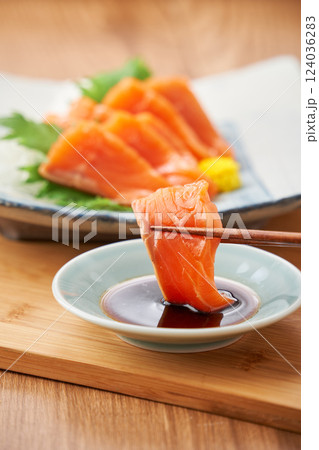 醤油をつけた新鮮なサーモンの刺身 124036283