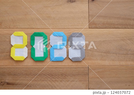 折り紙で折った数字　2025 124037072
