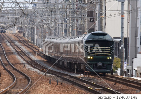 TWILIGHT EXPRESS 瑞風 複々線 東海道本線 さくら夙川駅 TWILIGHT EXPRESS 瑞風 複々線 東海道本線 さくら夙川駅 124037148