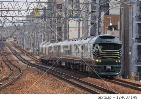 TWILIGHT EXPRESS 瑞風 複々線 東海道本線 さくら夙川駅 TWILIGHT EXPRESS 瑞風 複々線 東海道本線 さくら夙川駅 124037149