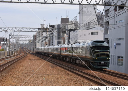 TWILIGHT EXPRESS 瑞風 複々線 東海道本線 さくら夙川駅 TWILIGHT EXPRESS 瑞風 複々線 東海道本線 さくら夙川駅 124037150