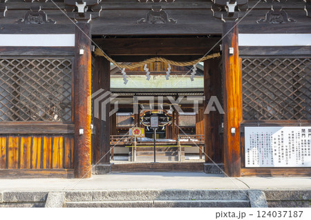 京都　梅宮大社　楼門（随身門）から見える本殿 124037187