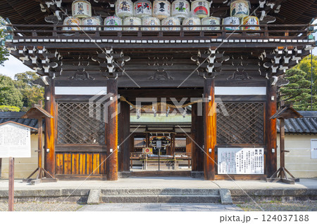 京都　梅宮大社　楼門（随身門）から見える本殿 124037188