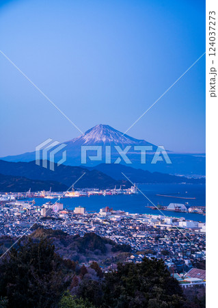 【静岡県】清水港と富士山 夕景 【静岡県】清水港と富士山 夕景 124037273