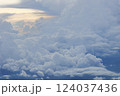 飛行機から見た夕焼け 124037436