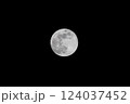 夜空に浮かぶ満月 124037452