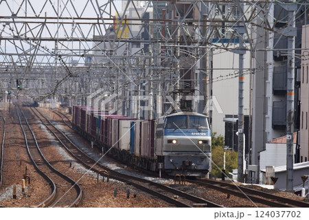 さくら夙川駅を通過する　下り　長大編成貨物列車 124037702