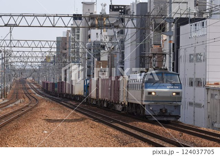 さくら夙川駅を通過する　下り　長大編成貨物列車 124037705