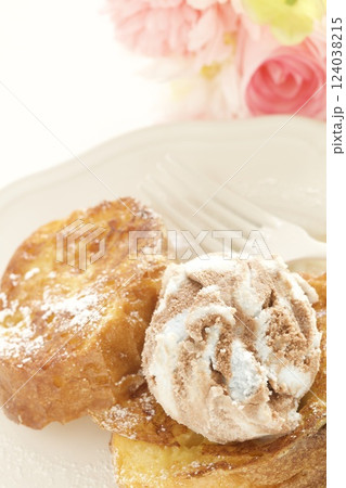 フランスパンのトーストのチョコレートバニラアイスのせ フランスパンのトーストのチョコレートバニラアイスのせ 124038215