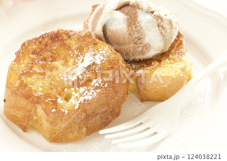 フランスパンのトーストのチョコレートバニラアイスのせ フランスパンのトーストのチョコレートバニラアイスのせ 124038221