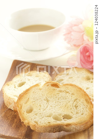 フランスパンのトーストとミルクティー フランスパンのトーストとミルクティー 124038224