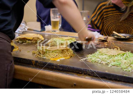 【広島】鉄板の上で調理される広島風お好み焼き 124038484