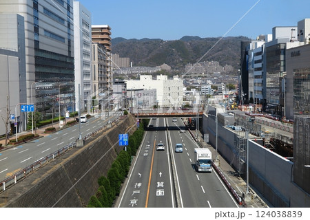 北大阪急行電鉄の箕面船場阪大前駅：路線と並行する新御堂筋 124038839