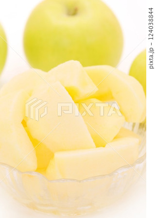 黄色いリンゴ　トキ　青森県産　カット　デザート　明るい背景 124038844