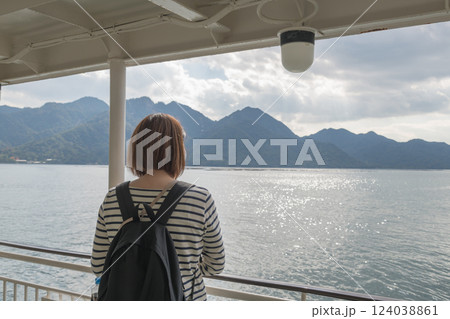 【宮島口JR西日本宮島フェリー 乗船シーン】 【宮島口JR西日本宮島フェリー 乗船シーン】 124038861