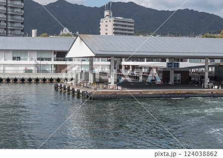 【広島宮島口 宮島口JR西日本宮島フェリー乗り場】 【広島宮島口 宮島口JR西日本宮島フェリー乗り場】 124038862