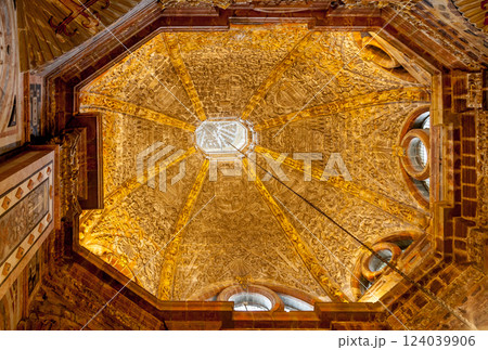 Interior of the cathedral of Santiago de Compostela 124039906