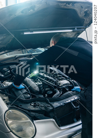 Serviceman repair car 124040207