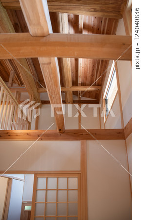 梁がある美しい一戸建て 124040836