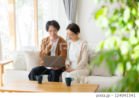 リビングルーム パソコン 夫婦 リビングルーム パソコン 夫婦 124041341