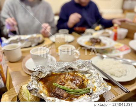 ファミレスでと複数の人とハンバーグランチの食事風景 ファミレスでと複数の人とハンバーグランチの食事風景 124041357