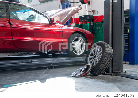 Car service workshop with cars on a column lifts 124041378