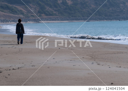 砂浜を歩く 124041504