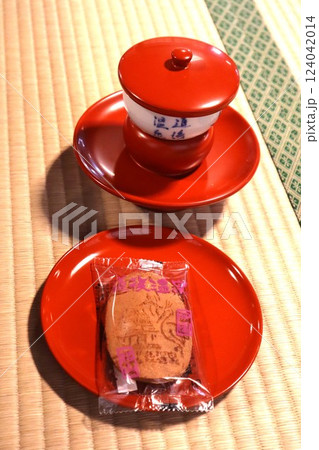 道後温泉本館で出されたお茶とお菓子 道後温泉本館で出されたお茶とお菓子 124042014