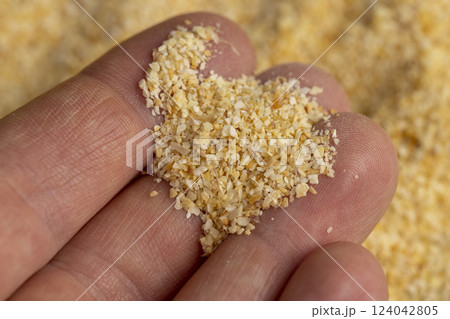 dried crushed garlic fruits for cooking 124042805