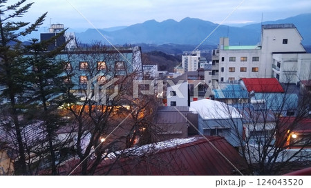 高台から見た雪のある街 高台から見た雪のある街 124043520