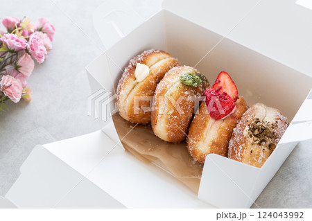 ケーキボックスに入った生ドーナツ スイーツの手土産や差し入れのイメージ写真 ケーキボックスに入った生ドーナツ スイーツの手土産や差し入れのイメージ写真 124043992