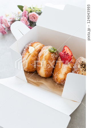 ケーキボックスに入った生ドーナツ スイーツの手土産や差し入れのイメージ写真 ケーキボックスに入った生ドーナツ スイーツの手土産や差し入れのイメージ写真 124043993