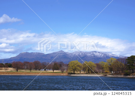 大室公園の池から見える雪景色の赤城山 大室公園の池から見える雪景色の赤城山 124045315