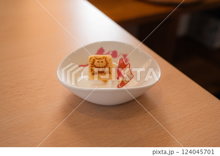 猫カフェでのデザート 猫カフェでのデザート 124045701