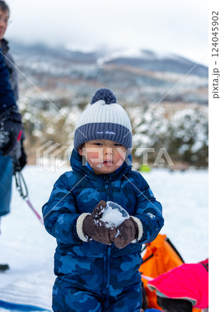 雪遊びする男の子 124045902