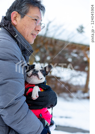 雪遊びをする愛犬と男性 124045904