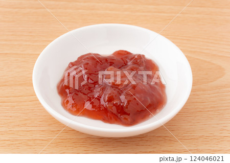 お皿に入ったイチゴジャム 124046021