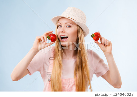 Happy woman holding strawberries 124046028
