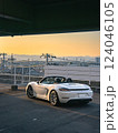 夕焼け空とポルシェ718ボクスター　オープンカー　コンバーチブル 124046105