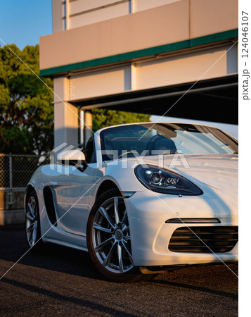 夕日に照らされてオレンジに染まるポルシェ718ボクスター オープンカー コンバーチブル 夕日に照らされてオレンジに染まるポルシェ718ボクスター オープンカー コンバーチブル 124046107