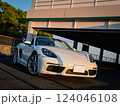 夕日に照らされてオレンジに染まるポルシェ718ボクスター　オープンカー　コンバーチブル 124046108