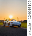 夕焼け空とポルシェ718ボクスター　オープンカー　コンバーチブル 124046109