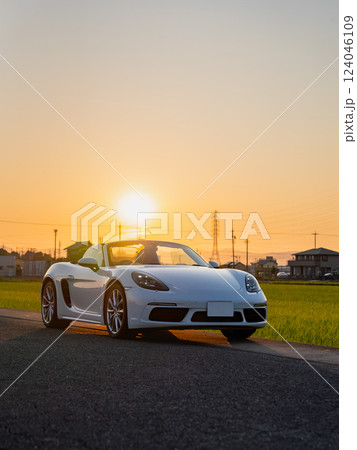 夕焼け空とポルシェ718ボクスター　オープンカー　コンバーチブル 124046109
