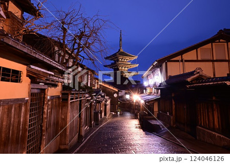 京都の東山中心部 二年坂 八坂の塔 雨上がりの夜景 京都の東山中心部 二年坂 八坂の塔 雨上がりの夜景 124046126