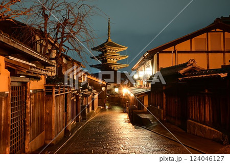 京都の東山中心部 二年坂 八坂の塔 雨上がりの夜景 京都の東山中心部 二年坂 八坂の塔 雨上がりの夜景 124046127