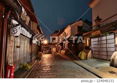 京都の東山中心部 二年坂 八坂の塔 雨上がりの夜景 京都の東山中心部 二年坂 八坂の塔 雨上がりの夜景 124046131