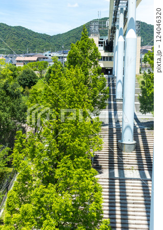 住宅街を走るモノレールから見える景色【スカイレール(廃止) みどり中央口駅付近】 住宅街を走るモノレールから見える景色【スカイレール(廃止) みどり中央口駅付近】 124046320
