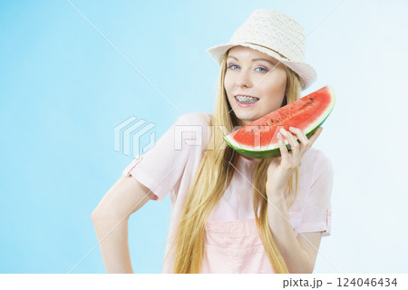 woman holding watermelon fruit woman holding watermelon fruit 124046434